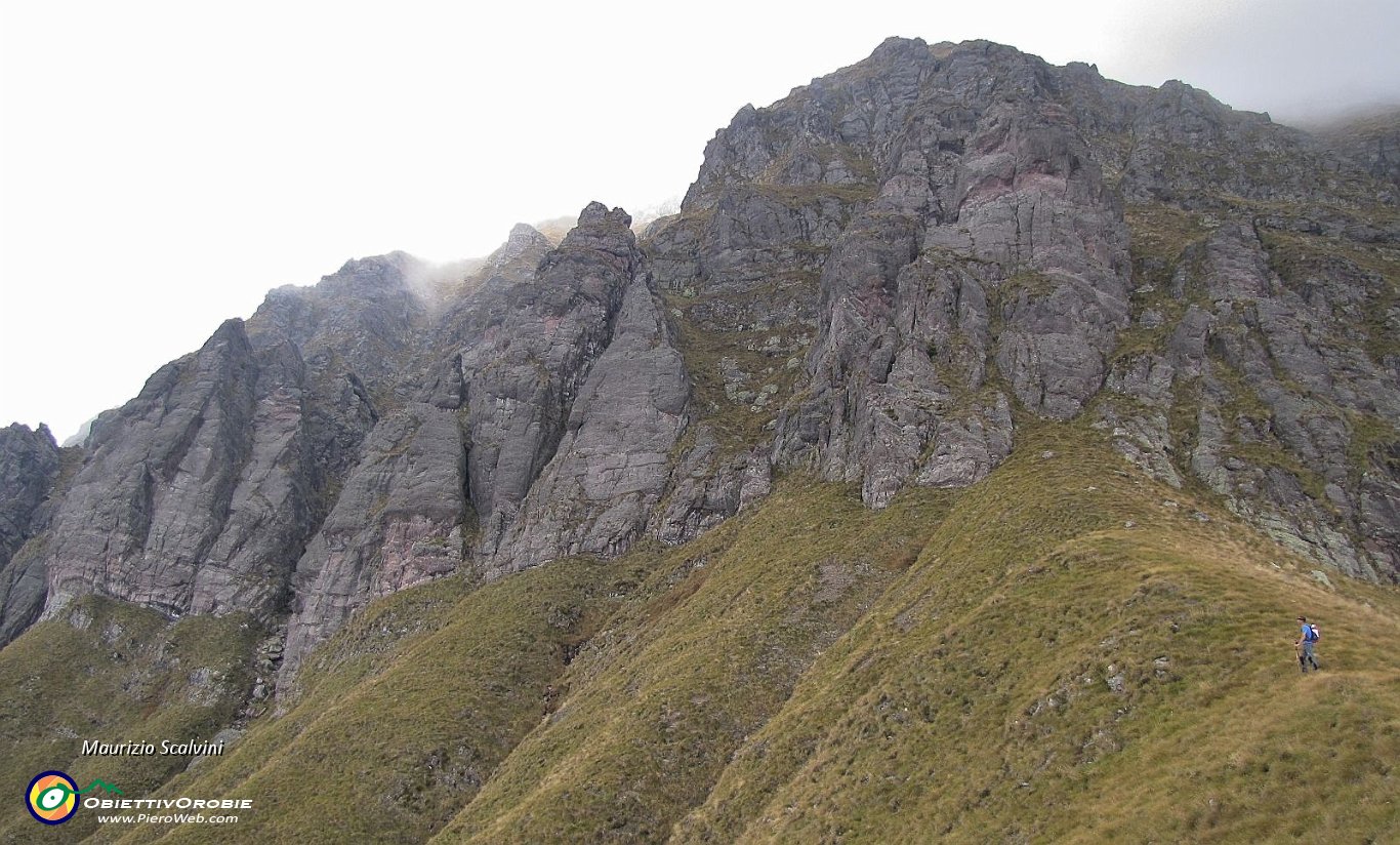 27 La sella sotto le bastionate che sorreggono il Sentiero delle Orobie Occidentali....JPG